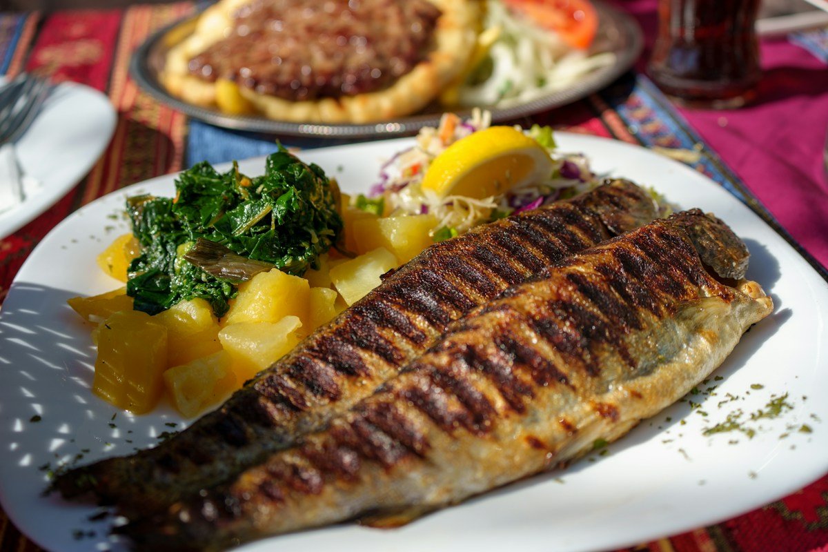 Salata ve limon eşliğinde pişmiş balık